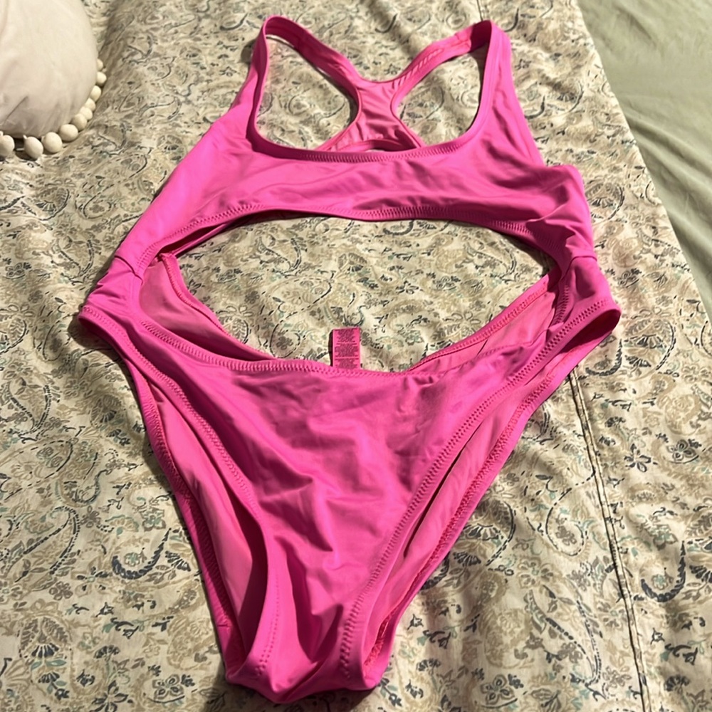 NEW SKIMS one piece bathing suit. Super sexy. Runs small as a large. Top 34A/B